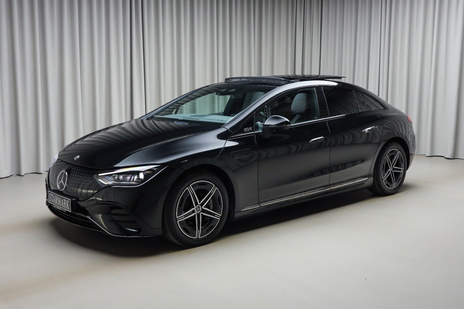 Sort Mercedes EQE350 fra 2023