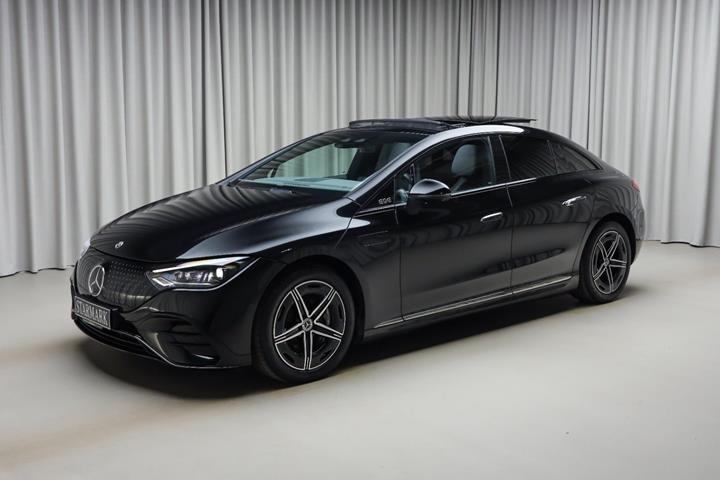 Sort Mercedes EQE350 fra 2023