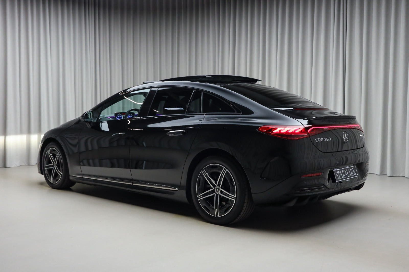 Sort Mercedes EQE350 fra 2023