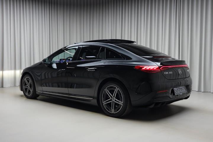 Sort Mercedes EQE350 fra 2023