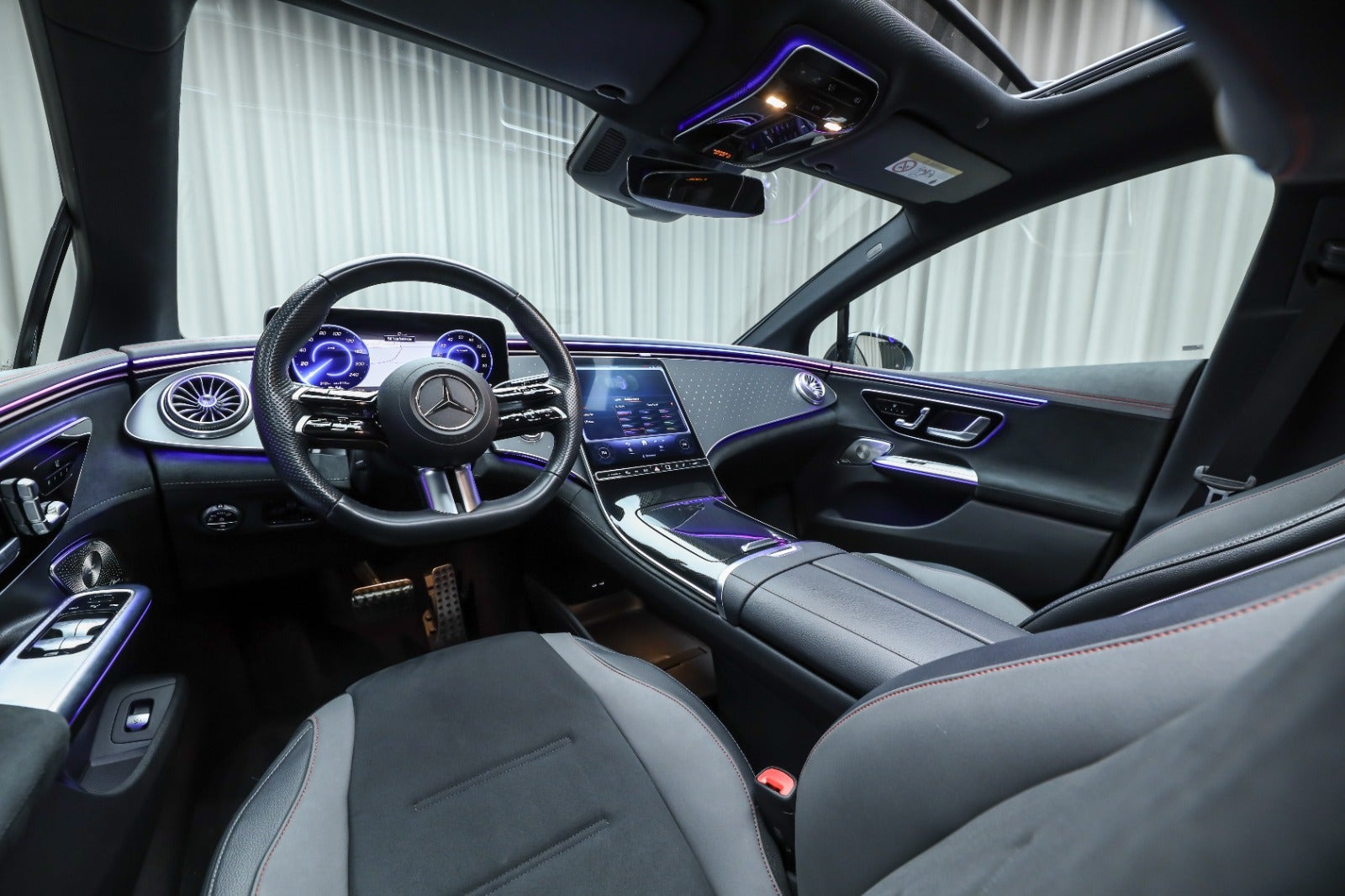 Sort Mercedes EQE350 fra 2023