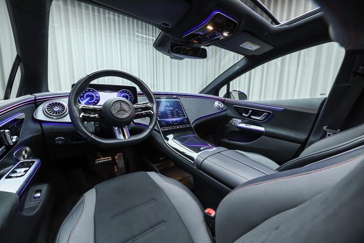 Sort Mercedes EQE350 fra 2023