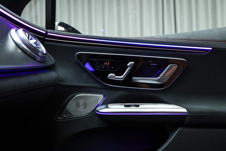 Sort Mercedes EQE350 fra 2023