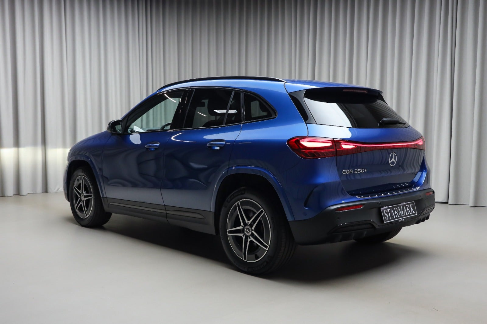 Blå Mercedes EQA250+ fra 2025