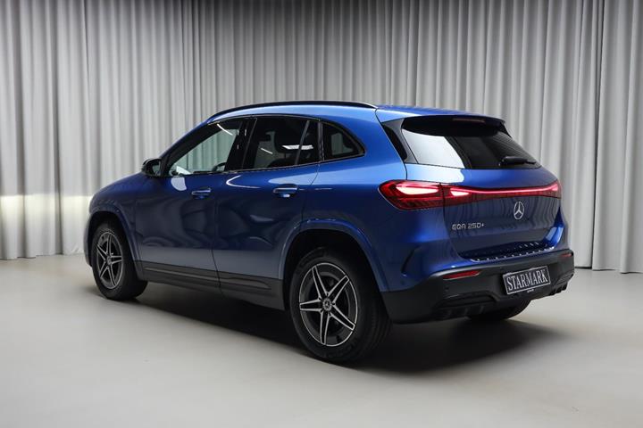 Blå Mercedes EQA250+ fra 2025
