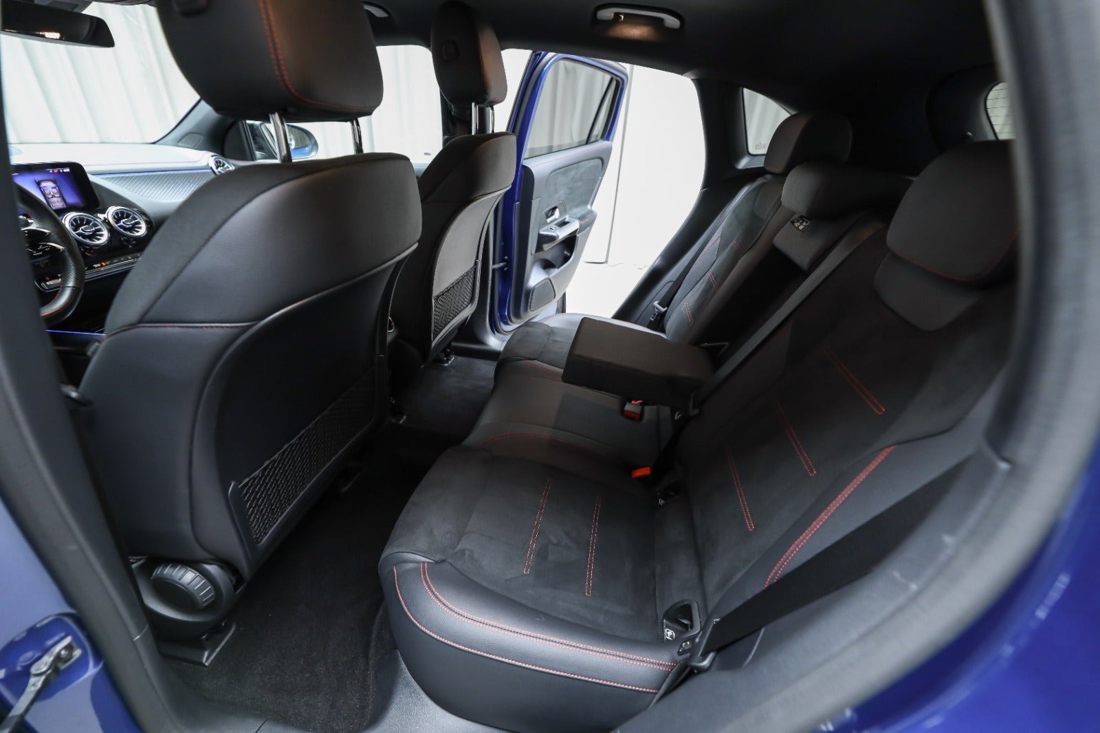 Blå Mercedes EQA250+ fra 2025