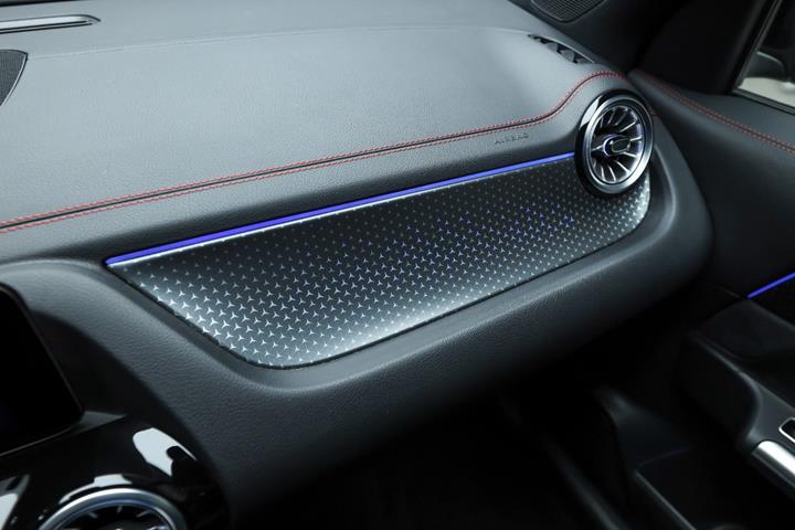 Blå Mercedes EQA250+ fra 2025