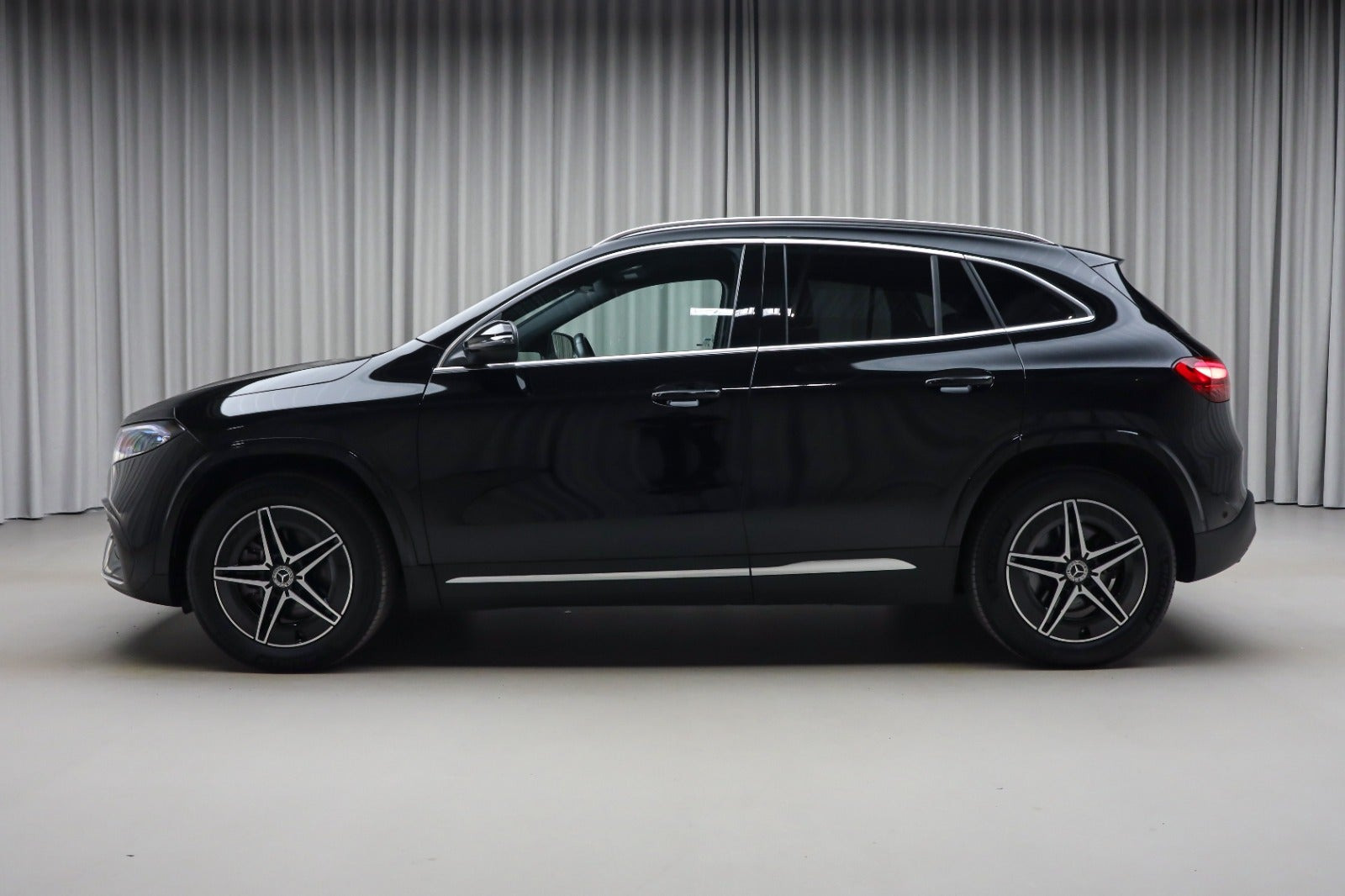 Sort Mercedes EQA350 fra 2025