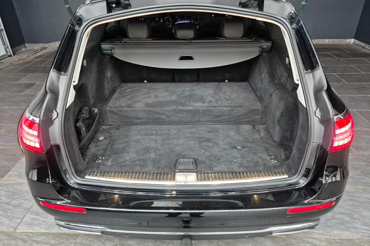 Sort Mercedes E300 e fra 2022