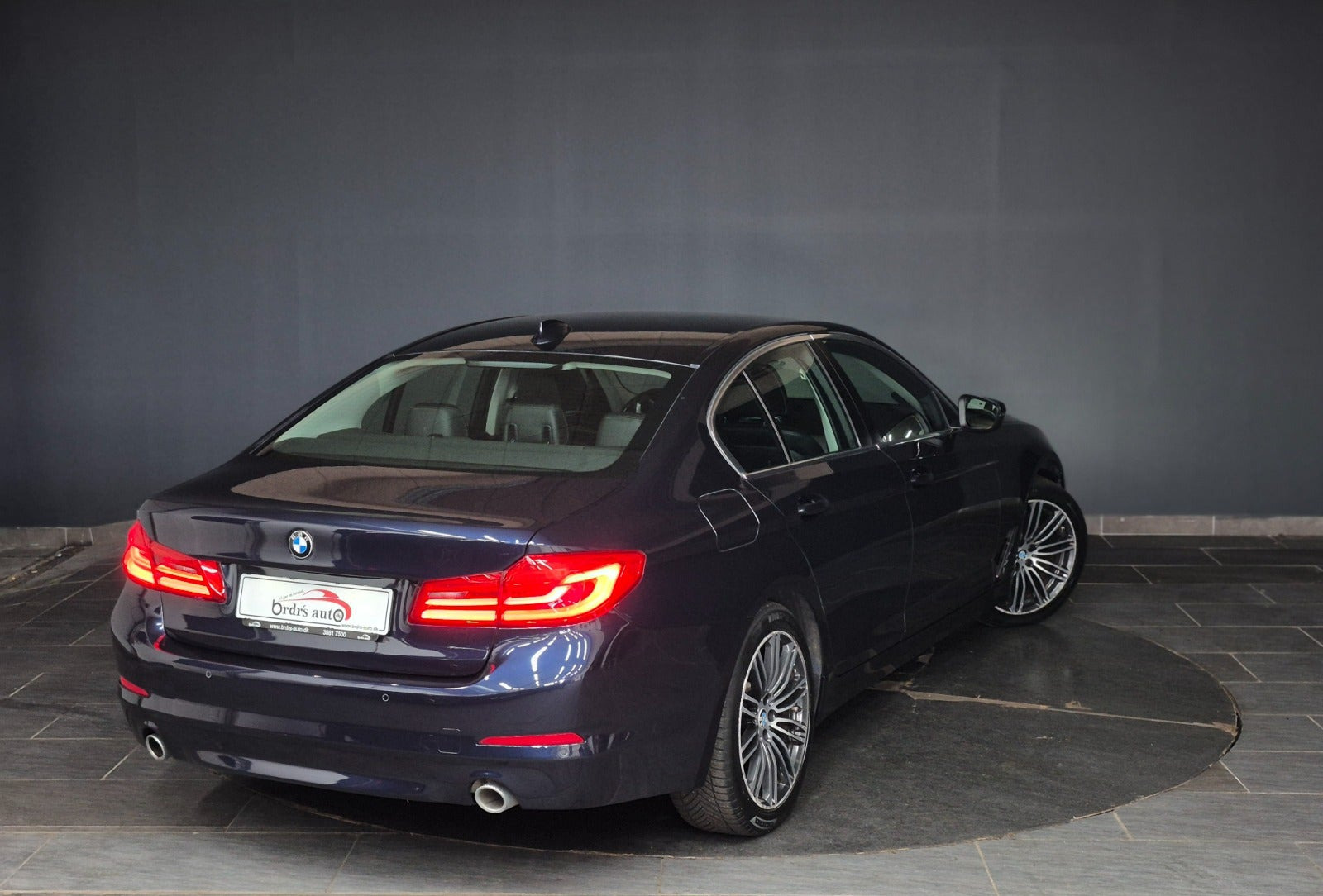 Blå BMW 530e fra 2019