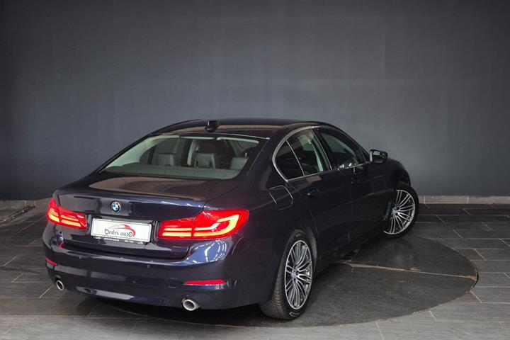 Blå BMW 530e fra 2019