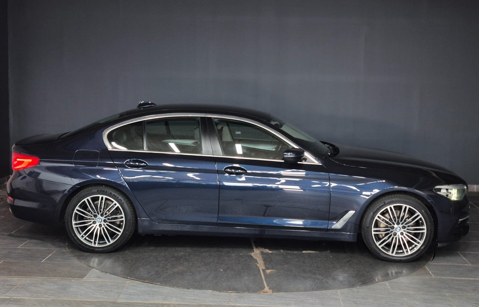 Blå BMW 530e fra 2019