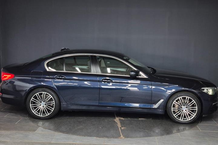 Blå BMW 530e fra 2019