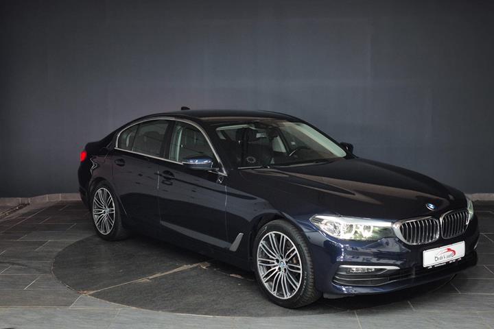 Blå BMW 530e fra 2019