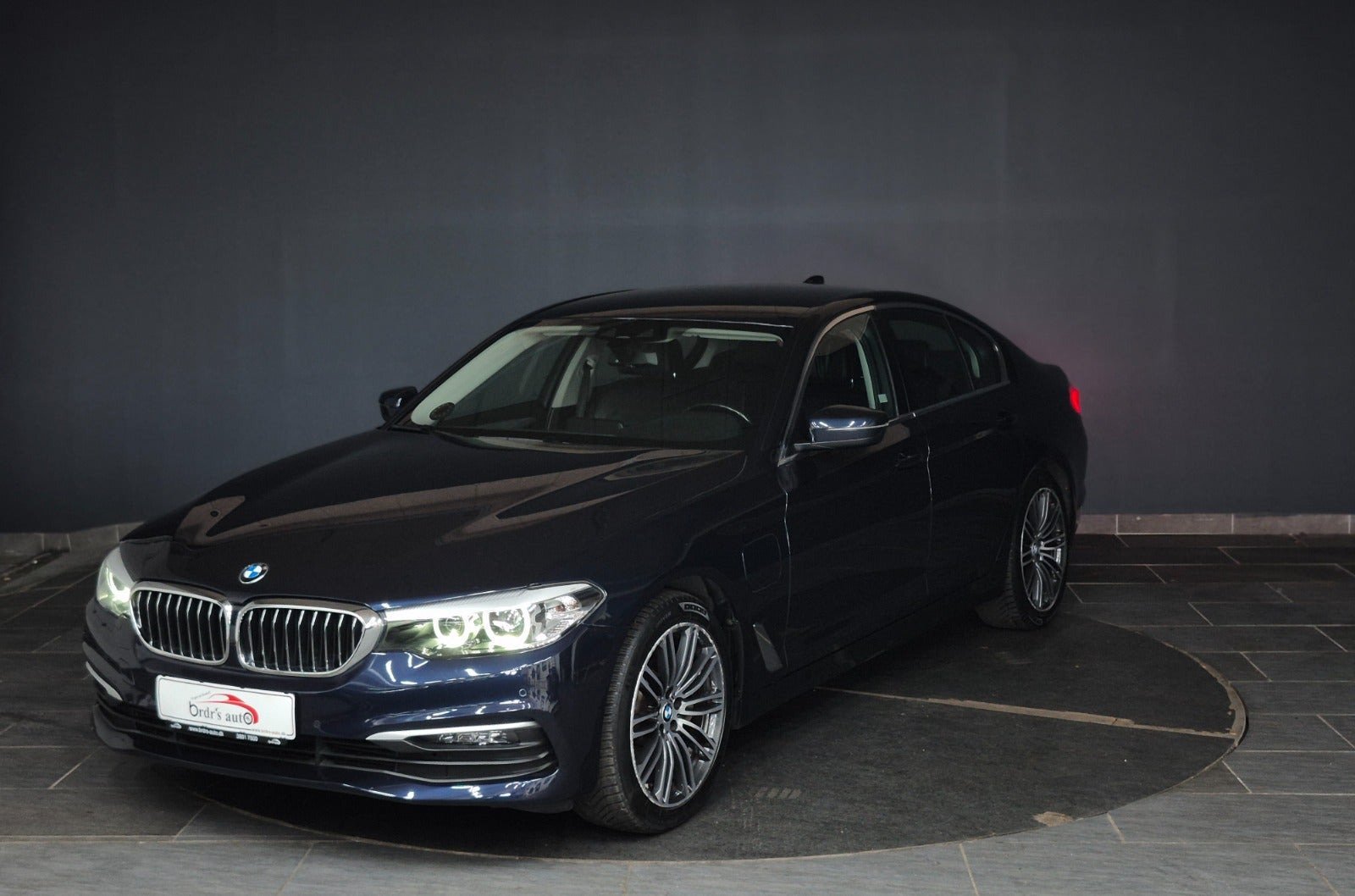 Blå BMW 530e fra 2019