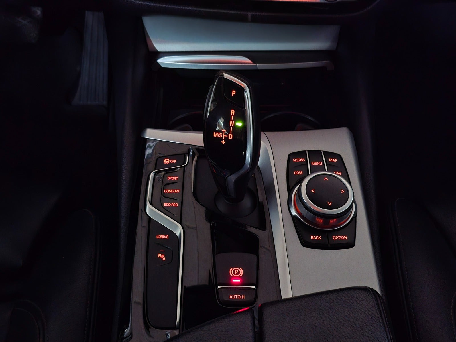 Blå BMW 530e fra 2019