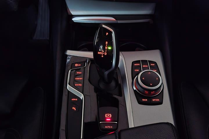 Blå BMW 530e fra 2019