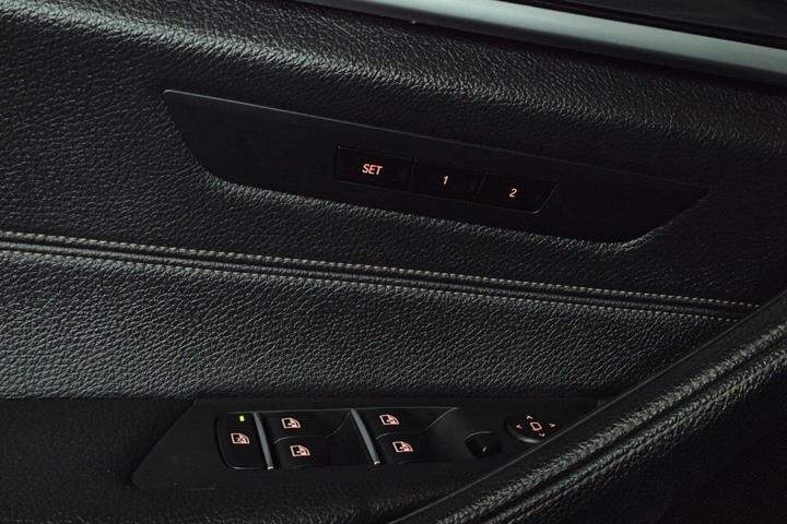 Blå BMW 530e fra 2019