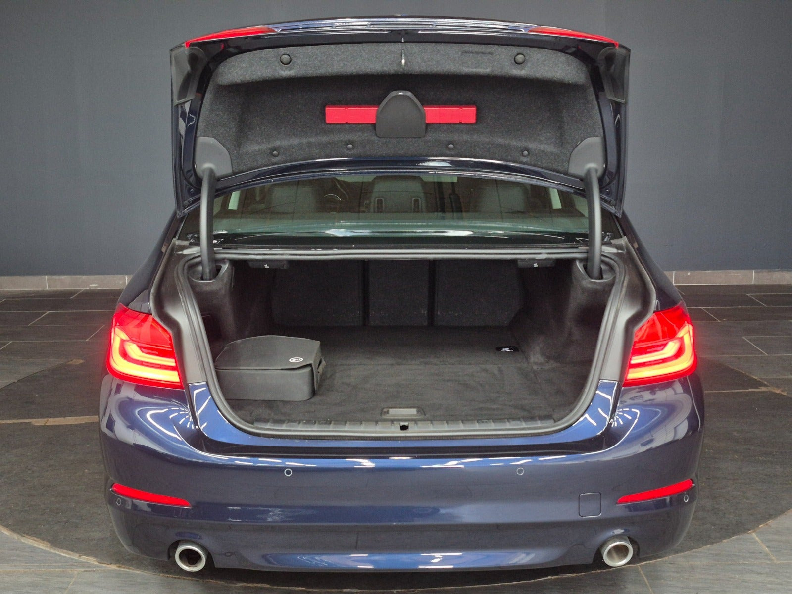 Blå BMW 530e fra 2019