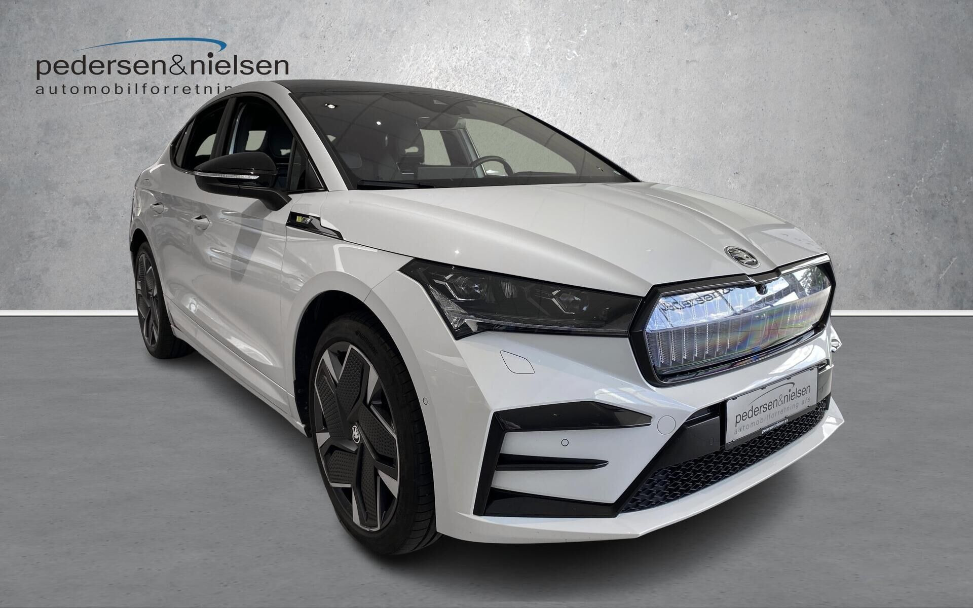 Hvid Skoda Enyaq fra 2023