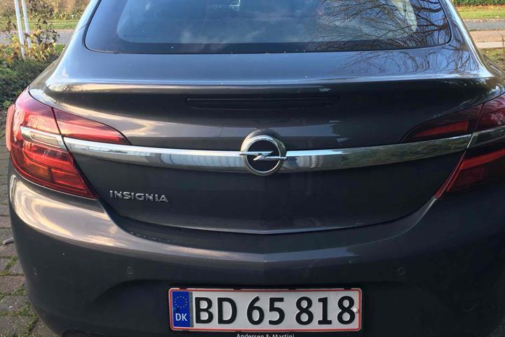 Grå Opel Insignia fra 2016