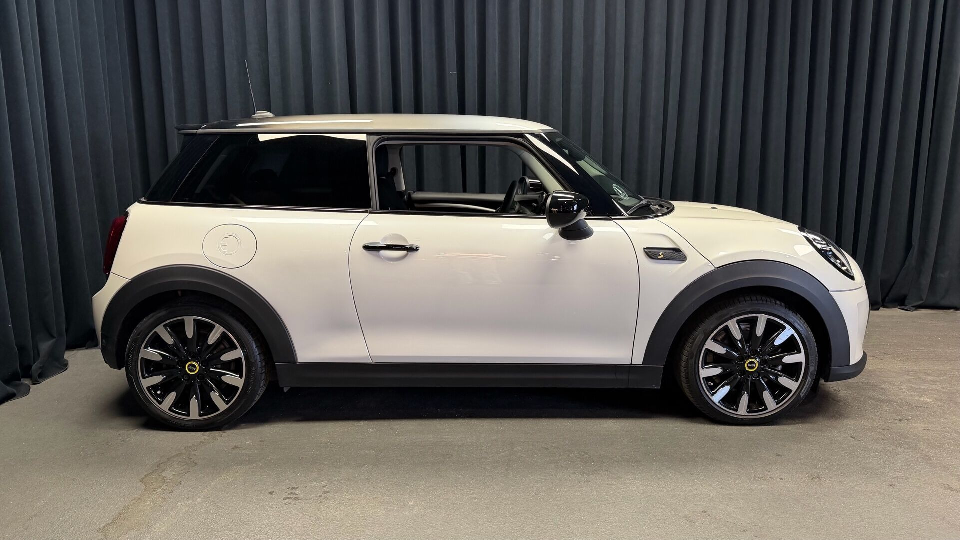 Hvid Mini Cooper fra 2023