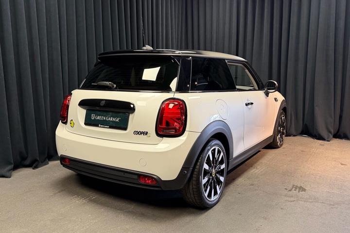 Hvid Mini Cooper fra 2023