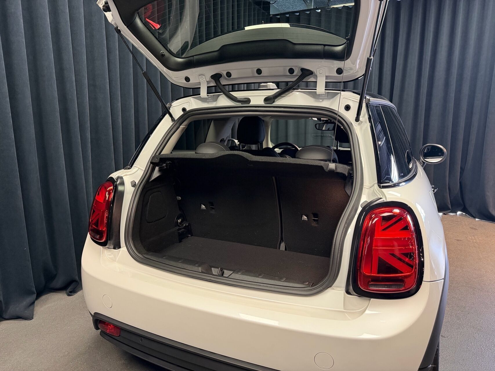 Hvid Mini Cooper fra 2023