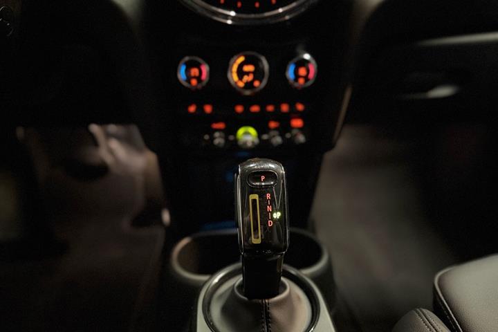 Hvid Mini Cooper fra 2023