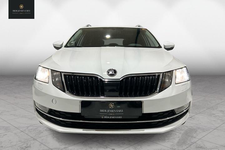 Hvid Skoda Octavia fra 2019