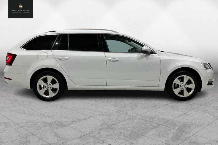 Hvid Skoda Octavia fra 2019