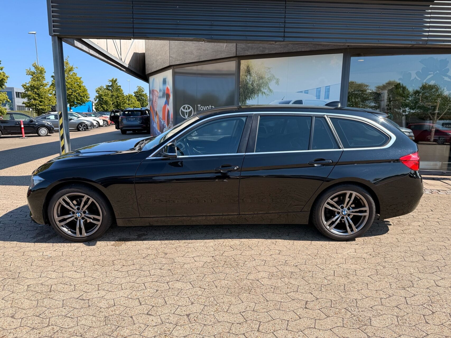 Sort BMW 320i fra 2017
