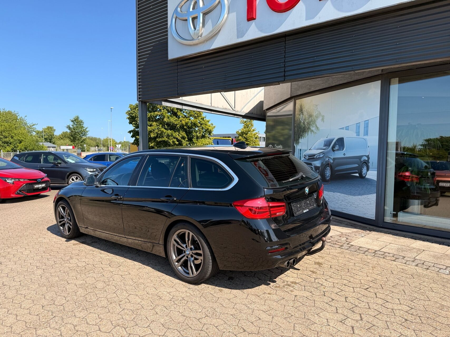 Sort BMW 320i fra 2017