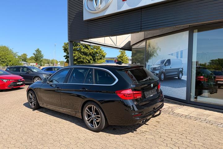 Sort BMW 320i fra 2017