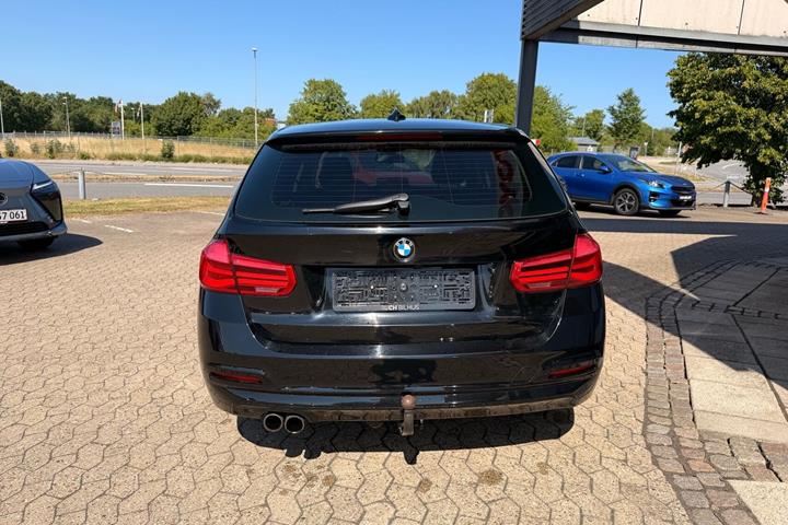 Sort BMW 320i fra 2017
