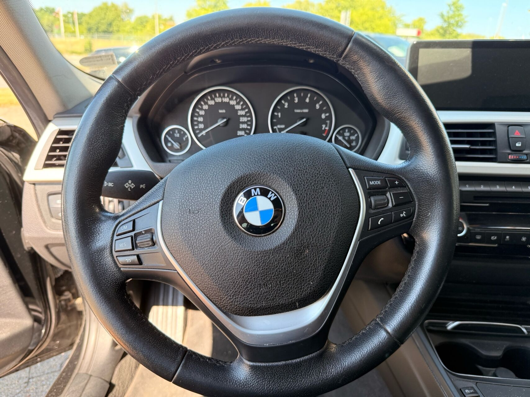 Sort BMW 320i fra 2017