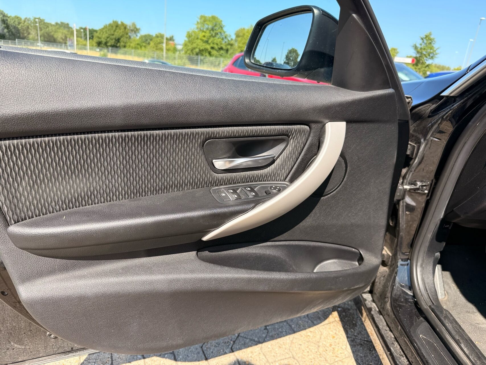 Sort BMW 320i fra 2017