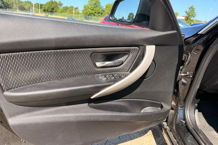 Sort BMW 320i fra 2017
