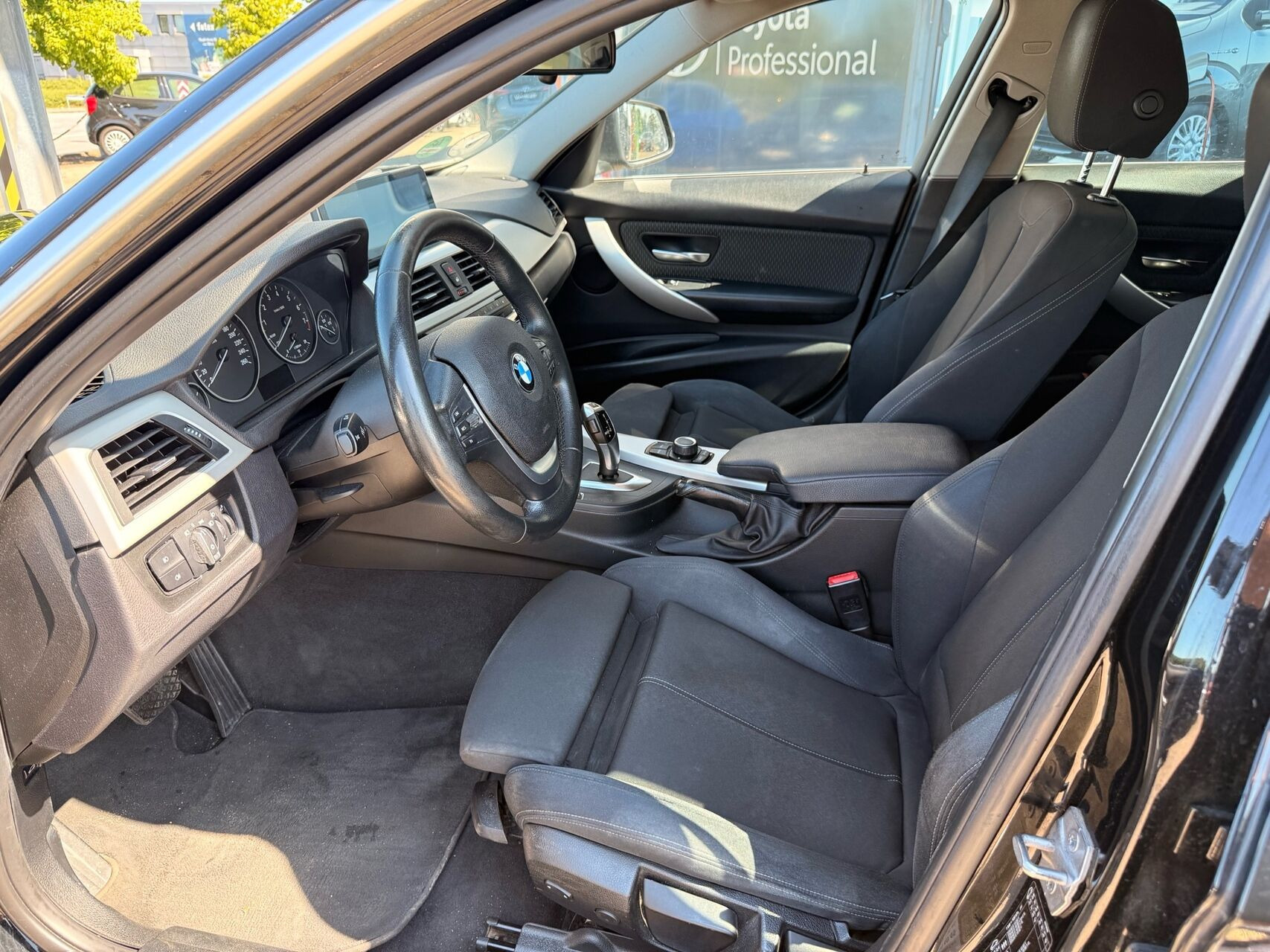 Sort BMW 320i fra 2017