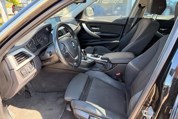 Sort BMW 320i fra 2017