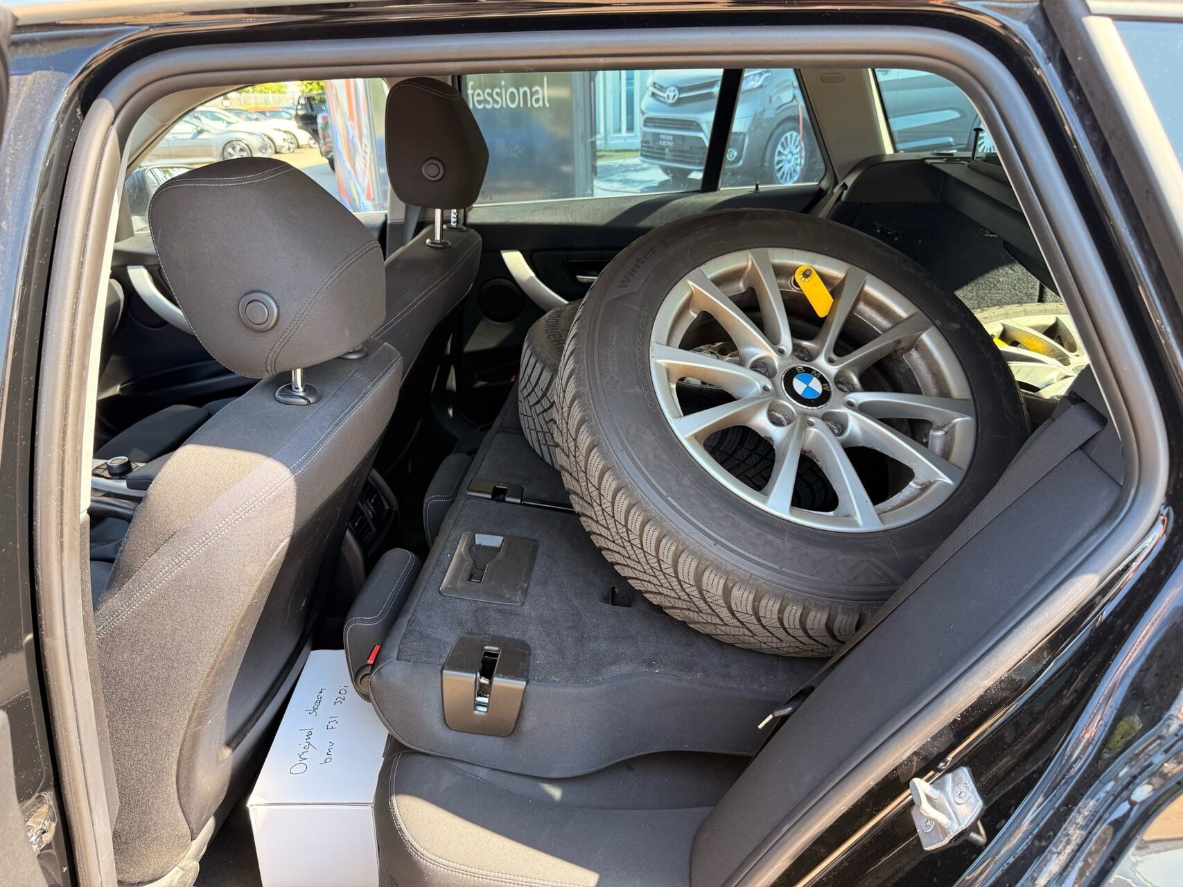 Sort BMW 320i fra 2017