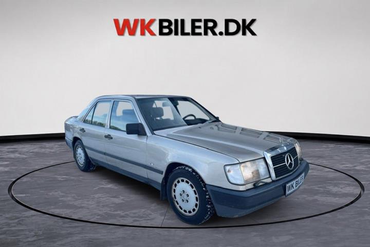 Orange Mercedes 300 E fra 1989