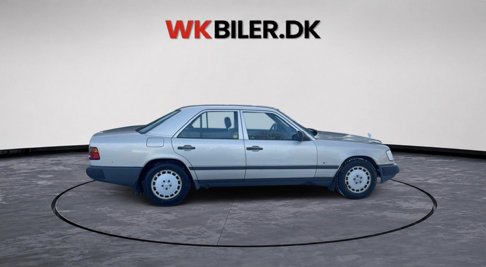 Orange Mercedes 300 E fra 1989