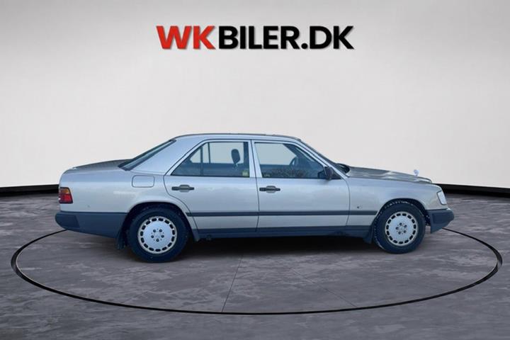 Orange Mercedes 300 E fra 1989