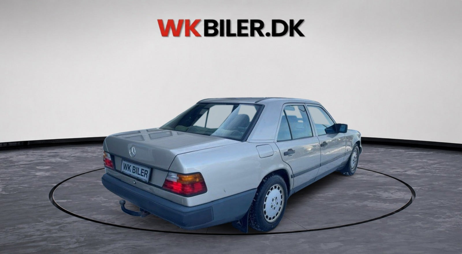 Orange Mercedes 300 E fra 1989