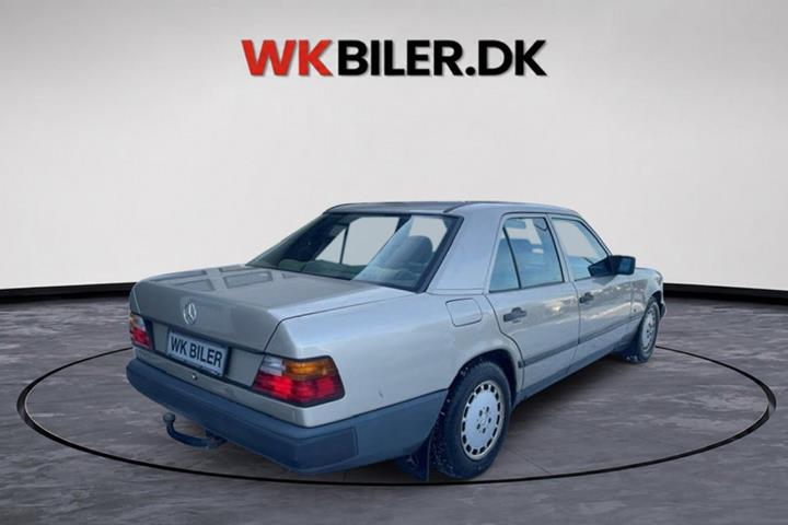 Orange Mercedes 300 E fra 1989