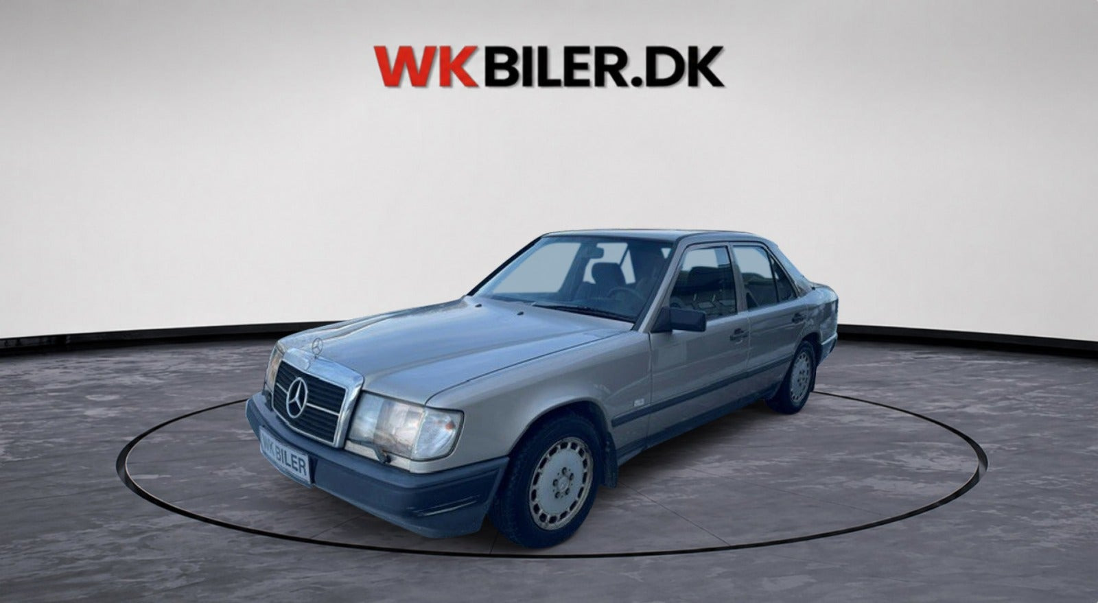 Orange Mercedes 300 E fra 1989