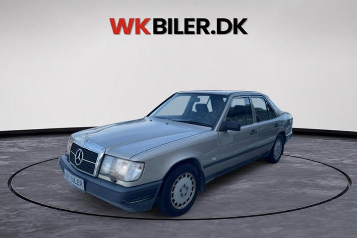 Orange Mercedes 300 E fra 1989