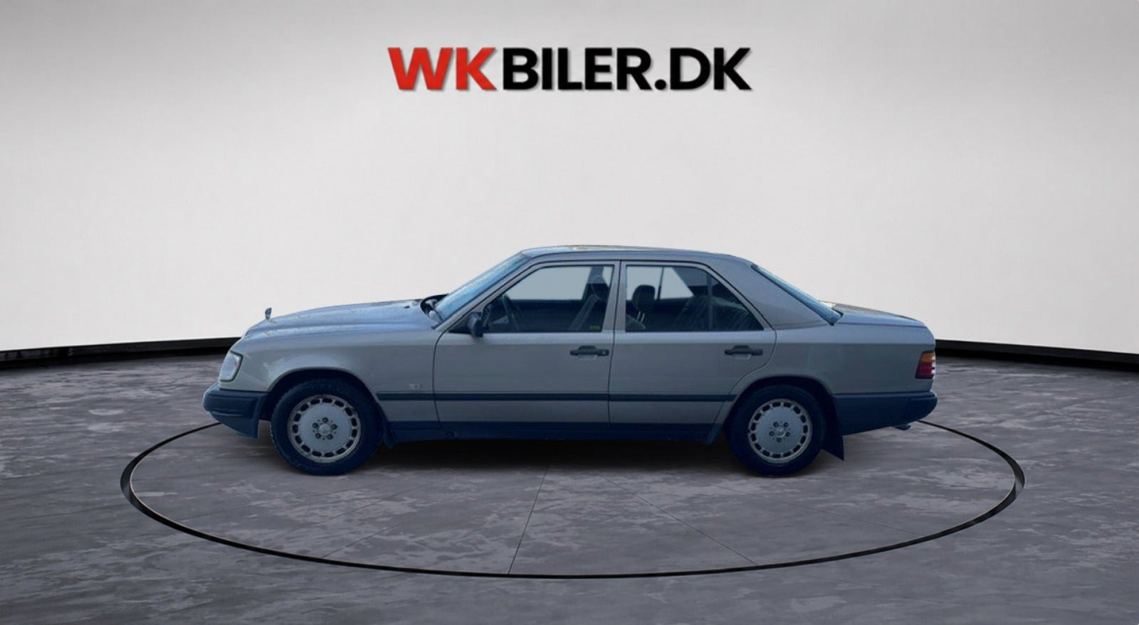 Orange Mercedes 300 E fra 1989