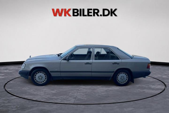 Orange Mercedes 300 E fra 1989